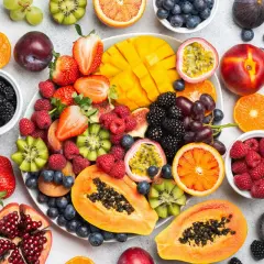 Kolorowy wybór owoców: jabłka, mango, papaja, kiwi, maliny, jeżyny, borówki, winogrona, figi, granat. Czy przy refluksie można jeść jabłka? Tak, ale najlepiej pieczone lub mus.