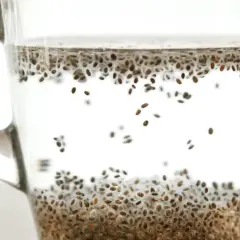 Szklanka z wodą i nasionami chia, gotowa do spożycia. Dowiedz się, jak pić nasiona chia dla zdrowia.