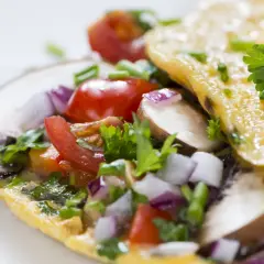 Omlet z pieczarkami, pomidorkami i cebulką. Idealna wysokobiałkowa kolacja, pełna smaku i zdrowych składników.
