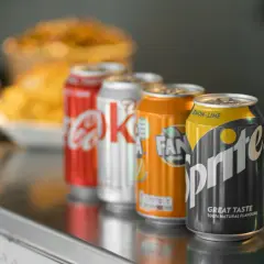 Cztery puszki napojów: Coca-Cola, Sprite, Fanta i kolejna. Idealne na orzeźwienie, gdy szukasz czegoś zero kaloryczne.