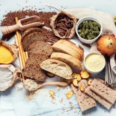 Różnorodne produkty zbożowe: chleb, makaron, mąka, kasza, płatki owsiane, ciastka i muffiny. To bogactwo węglowodanów w jednym miejscu.