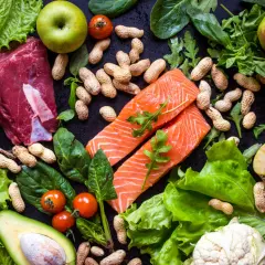 Mięso, ryba, warzywa, owoce i orzechy – to składniki, które mogą być częścią diety paleo. Co to za dieta?
