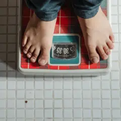 Stopy na wadze łazienkowej. Zastanawiasz się, od czego się tyje? Waga pokazuje wynik, ale kluczem jest dieta i ruch.