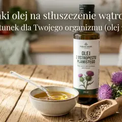 Płynny ratunek dla wątroby? Olej z ostropestu plamistego w butelce i miseczce, obok kwiatów ostropestu i nasion.
