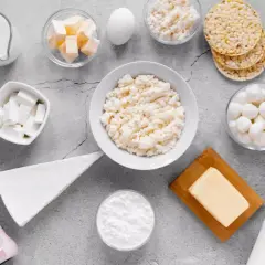 Mocne kości to cel! Na stole znajdziesz mleko, sery, jogurt, masło, jajko i twaróg – 8 produktów na mocne kości.
