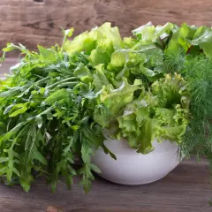 Miska pełna świeżych sałat, rukoli i kopru – naturalne produkty bogate w tlenek azotu dla zdrowia.