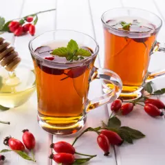 Herbata z dzikiej róży, z miodem i miętą, to naturalne wsparcie dla odporności. Pyszny napój na przeziębienie i wzmocnienie.