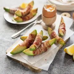 Kawałki awokado zawinięte w boczek, podane z jajkiem na miękko i cytryną. Czy można jeść samo awokado? Tak, ale w tej formie smakuje wybornie!