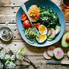 Kolorowa sałatka z awokado, jajkiem i warzywami. Idealna dieta niskowęglowodanowa efekty po miesiącu widać na talerzu.