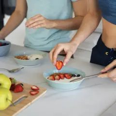 Zdrowe śniadanie z jogurtem i owocami. Chcesz wiedzieć, co jeść, żeby schudnąć 5 kg w 2 tygodnie? Zacznij od tego!