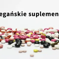 Kolorowe tabletki i kapsułki, w tym suplementacja dla wegan, rozsypane na białym tle.