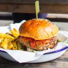 Soczysty burger z frytkami, idealne kaloryczne przekąski na masę.