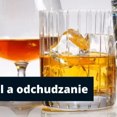 Szklanki z bursztynowym alkoholem i lodem. Czy jaki alkohol na redukcji jest dozwolony?