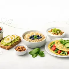 Idealne białkowe śniadanie do pracy: owsianka z owocami, omlet, jogurt z kiwi, tosty z awokado i jajkiem, nasiona chia z jagodami i malinami, migdały.