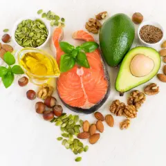 Awokado, łosoś i orzechy to zdrowe tłuszcze, które pomagają w walce z cholesterolem.