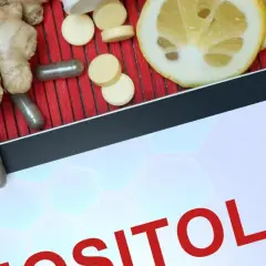 Imbir, cytryna i suplementy na ekranie tabletu. Inozytol a PCOS – naturalne wsparcie.