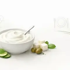 Misternie ułożony jogurt grecki, oliwki, ser feta i miód. Czy jogurt grecki tuczy? Zależy od dodatków i ilości!