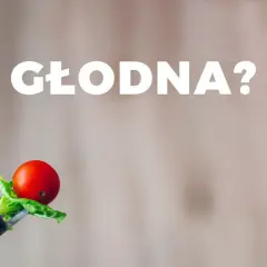 Głodna? Mały pomidorek i listek sałaty na widelcu sugerują, jak poskromić apetyt.