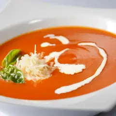 Aksamitny pomidorowy krem z bazylią i parmezanem. Idealny na lekkie posiłki, gdy szukasz zupy odchudzającej przepisy.