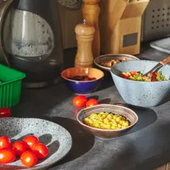 Składniki na zdrową dietę węglowodanową: pomidorki, kukurydza, fasola, pieczarki i sałatka.