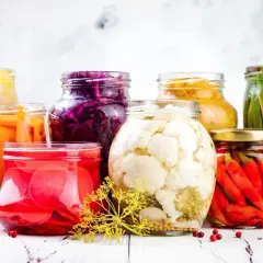Słoiki z kiszonkami: kalafior, marchew, czerwona kapusta, rzodkiewka, papryczki chili, fasolka. Idealne na dietę przy antybiotyku.