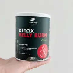 Puszka suplementu Detox Belly Burn w dłoni. Produkt wspiera odchudzanie i detoksykację wątroby.