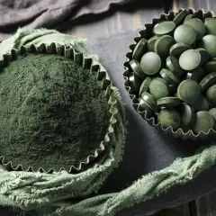 Zielona chlorella w proszku i tabletkach, idealna dla dzieci. Naturalne wsparcie dla małych organizmów.