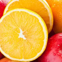 Soczyste pomarańcze i jabłka, idealne na zdrową dietę i odchudzanie. Kropla wody na skórce jabłka.