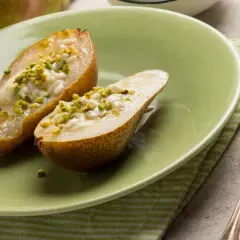 Połówki pieczonej gruszki z serem i pistacjami. Czy gruszka jest lekkostrawna? Tak, zwłaszcza w tej postaci.