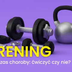 Ciężarki i kettlebell na fioletowym tle. Napis "TRENING podczas choroby: ćwiczyć czy nie?" sugeruje dylemat, czy podejmować aktywność fizyczną w trakcie choroby.