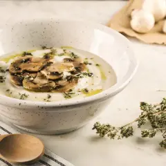 Kremowa zupa grzybowa z dodatkiem ziół i oliwy. Idealna, by czym dobić białko w zdrowy sposób.