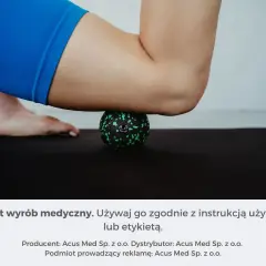 Masaż piłką rehabilitacyjną rozluźnia mięsień czworogłowy uda.