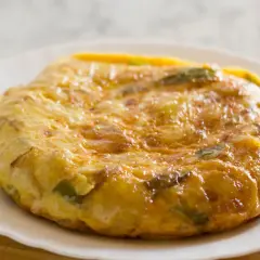 Złocista tortilla ziemniaczana z zielonymi warzywami – idealna, gdy szukasz pomysłu co zamiast chleba na diecie.