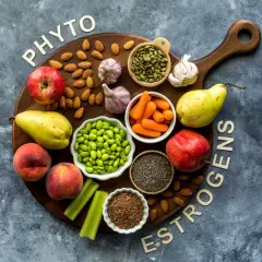 Naturalne fitohormony na menopauzę: migdały, jabłka, gruszki, brzoskwinie, edamame, marchewki, czosnek, nasiona dyni, chia i siemię lniane.