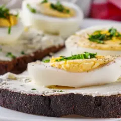 Zdrowe śniadanie: ciemne pieczywo z twarożkiem i jajkiem. Idealna dieta na wysoki cukier rano.