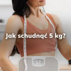Kobieta z miarką i wagą, zastanawia się, jak schudnąć 5 kg.