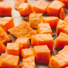 Pokrojone w kostkę bataty, które dowodzą, czy bataty są zdrowe. Ich pomarańczowy kolor sugeruje bogactwo beta-karotenu.
