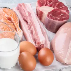 Łosoś, boczek, wołowina, kurczak, jajka i mleko. Nadmiar tych produktów może prowadzić do objawów przebiałkowania.