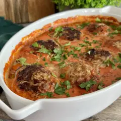 Pyszne klopsiki w sosie pomidorowym, idealne na obiad low carb. Posypane świeżą natką pietruszki.