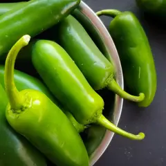 Garnek pełen zielonych papryczek jalapeno. Czy jalapeno jest zdrowe? Tak, jest bogate w witaminy i antyoksydanty.