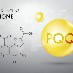 Struktura chemiczna PQQ i złota kropla z napisem PQQ. PQQ skutki uboczne są rzadkie, ale warto znać jego budowę.