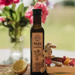 Olej z czarnuszki w butelce, obok cytryny, kwiatów i szydełkowego zajączka. Od jakiego wieku można go stosować?
