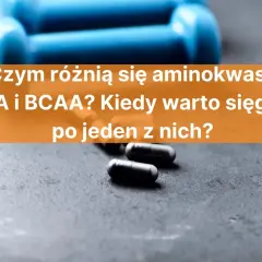 Niebieskie hantle i kapsułki na ciemnym tle. Tekst pyta: Czym różnią się aminokwasy EAA i BCAA? Kiedy warto sięgnąć po jeden z nich?