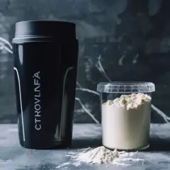 Czarny shaker i pojemnik z cytruliną. Zastanawiasz się, po jakim czasie działa cytrulina? Odpowiedź znajdziesz w opisie produktu.