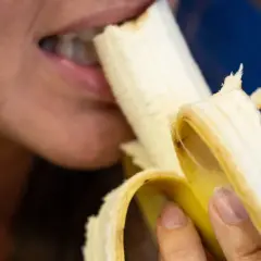 Kobieta je banana. Czy cukrzyk może jeść banany? Tak, ale z umiarem, bo to źródło cukrów.