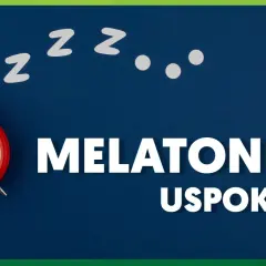 Czerwony budzik i napisy "CZY MELATONINA USPOKAJA?" sugerują, że pytanie dotyczy wpływu melatoniny na uspokojenie i sen.