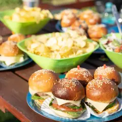 Mini burgery i sałatka na pikniku. Idealne proste przepisy na przekąski w 15 minut, gdy liczy się czas i smak.