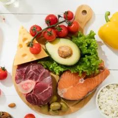 Na talerzu keto: wołowina, łosoś, awokado, ser, jajka, warzywa. Czy masło tuczy? To zależy od diety!