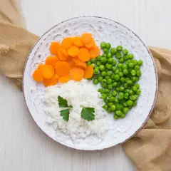 Talerz z ryżem, marchewką i groszkiem. Idealne składniki na dietę lekkostrawną, proste i zdrowe.