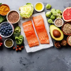 Tabela: dieta wątrobowa - co można jeść. Łosoś, jagody, awokado, orzechy, nasiona, warzywa i owoce.